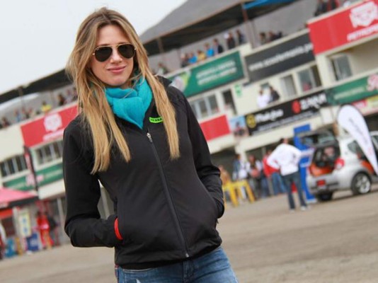 Presentadora de Fox enseña casi todo en una transmisión en vivo