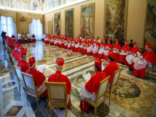 Antes del cónclave, el gobierno de la Iglesia en el centro de las críticas