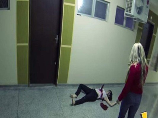 Mujer acuchillada 'revive' y casua terror