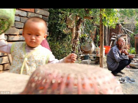 China: Anciano ata a un poste a su esposa e hijo