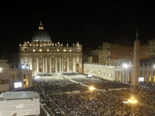 Miles asisten a vigilia por Siria en el Vaticano