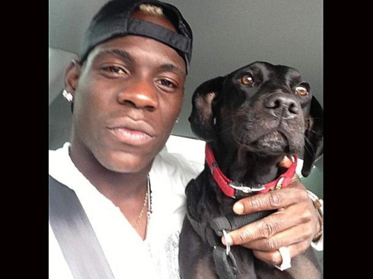 Los futbolistas posan junto a sus mejores amigos