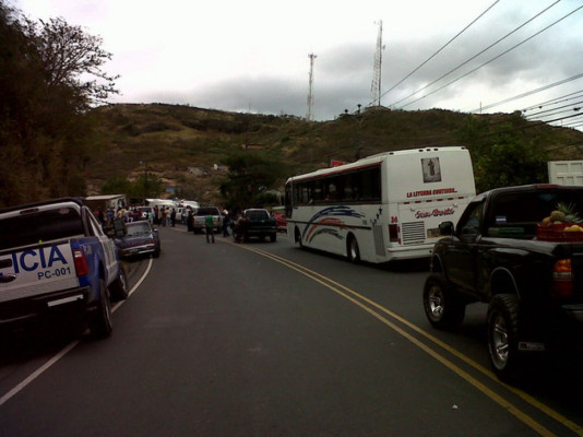 De milagro se salvan de morir en volcamiento de contenedor en la carretera al sur de Honduras