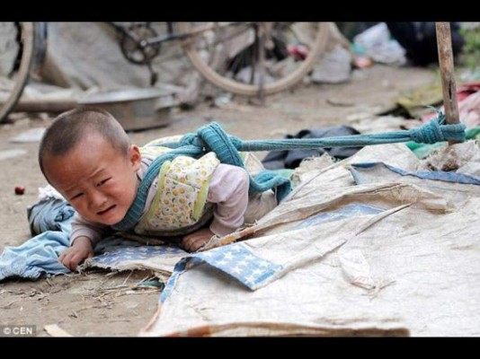 China: Anciano ata a un poste a su esposa e hijo