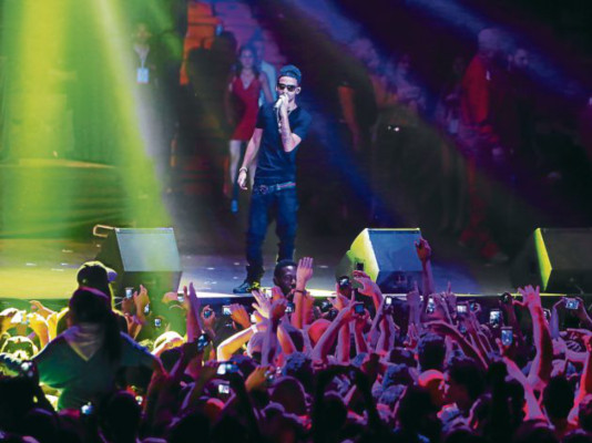 Explosiva fiesta urbana con Arcangel