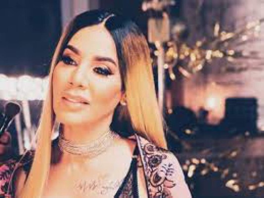 Karol G reacciona a la guerra entre Ivy Queen y Anuel AA: 'Yo no estoy buscando un título'