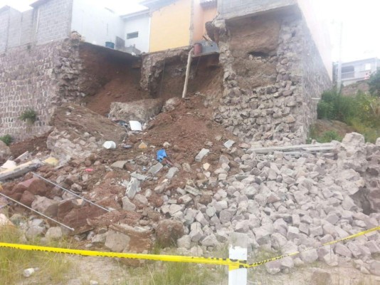 Derrumbe casi acaba con la vida de niña de 10 años