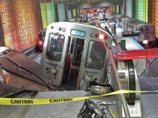 Tren se descarrila en aeropuerto de Chicago y deja 32 heridos