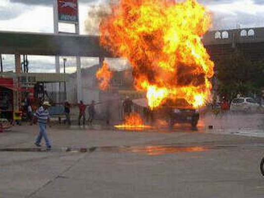 Carro se quema mientras le suministraban combustible