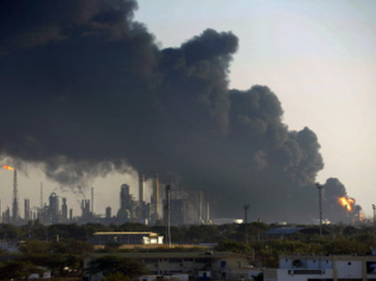 Incendio sigue activo en principal refinería de Venezuela