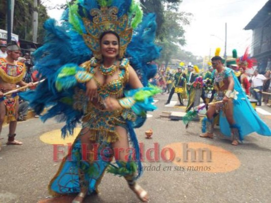 FOTOS: Las bellas palillonas y bandas que deslumbraron en desfiles de Danlí