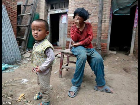 China: Anciano ata a un poste a su esposa e hijo
