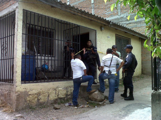 Ingresan por el techo y lo matan a machetazos