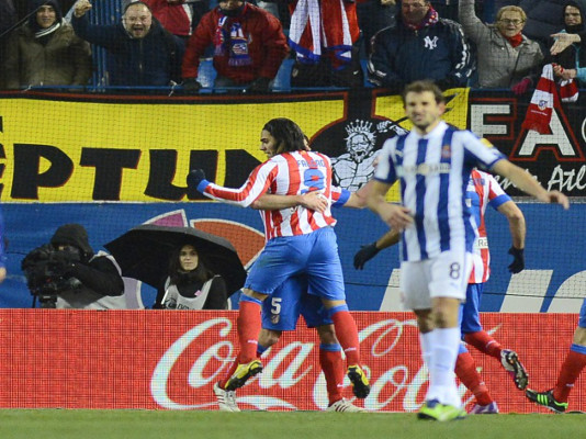 Atlético gana con diez al Espanyol y se mantiene a doce del Barcelona