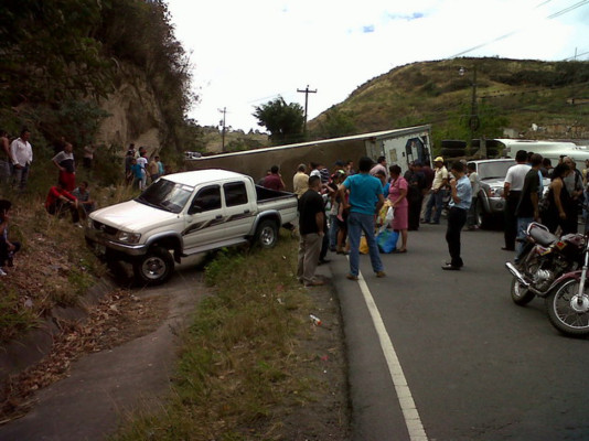 De milagro se salvan de morir en volcamiento de contenedor en la carretera al sur de Honduras