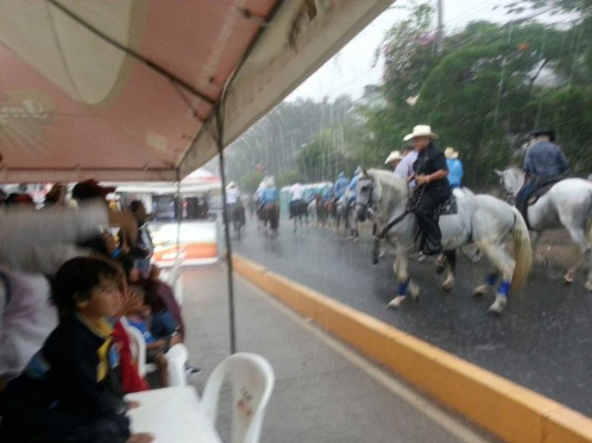 Pese a lluvia, Tegucigalpa celebró su 437 aniversario con el gran carnaval