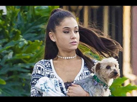 Ariana Grande luce un rostro irreconocible