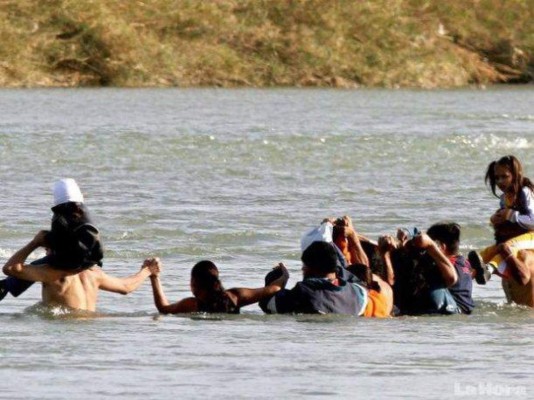 Patrulla Fronteriza rescata a 11 inmigrantes en el Río Bravo, entre ellos varios hondureños