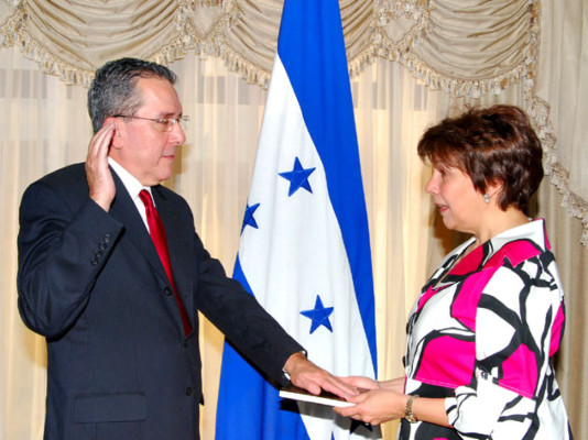 Juramentan embajadores de Honduras en Argentina y Países Bajos