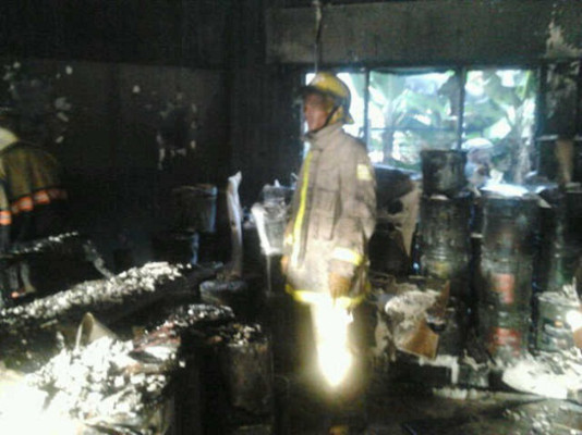 Incendio deja pérdidas en distribuidora de pinturas