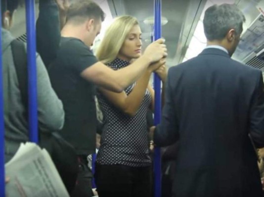 Realizan experimento para ver reacción de hombres ante acoso sexual a mujeres