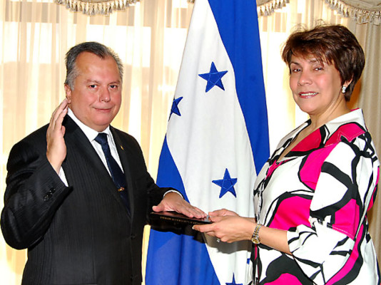 Juramentan embajadores de Honduras en Argentina y Países Bajos