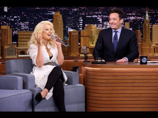 Christina Aguilera sorprende al imitar a Shakira y Britney