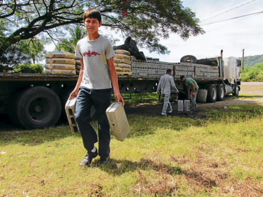 Ramón León recibe materiales con que edificarán su hogar