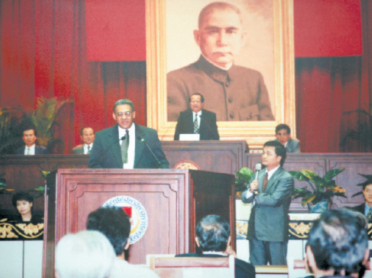 'El progreso de los pueblos no está en la triquiñuela, ni en la corrupción”