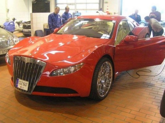 Transformó auto viejo en un deportivo