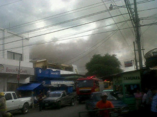 Incendio consume seis bodegas del mercado Medina