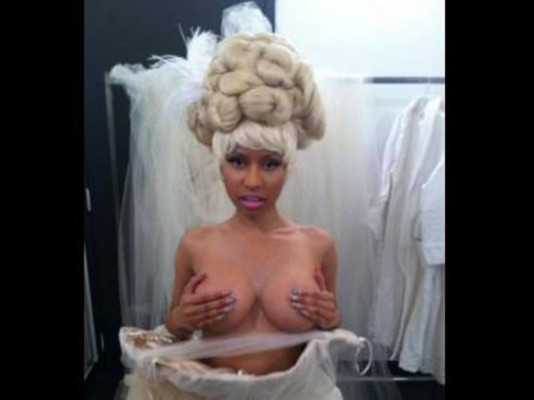 Nicki Minaj lució sus pechos en Twitter