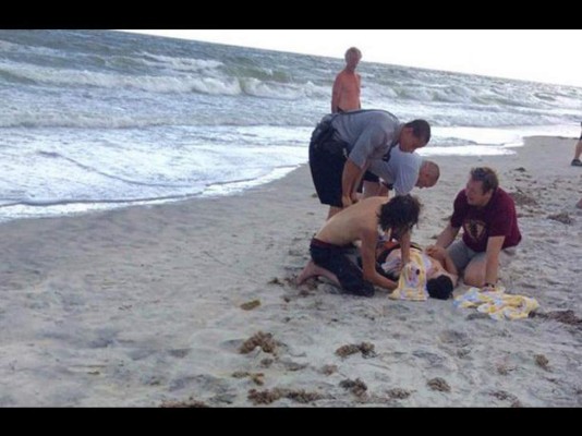 Dos jóvenes gravemente heridos por ataques de tiburón en costas de EEUU