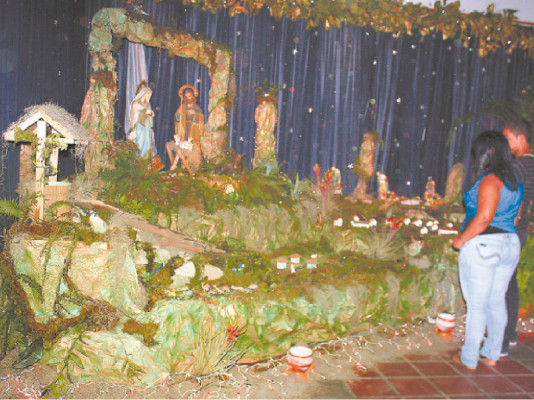 Arman amplio pesebre en El Paraíso