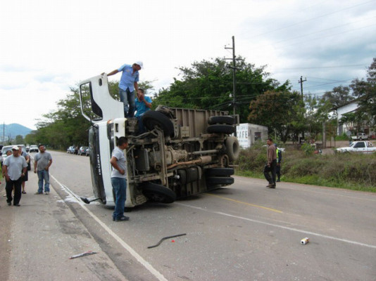 Un muerto deja colisión entre pick up y camión