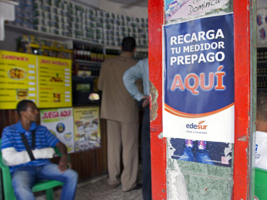 En el barrio dominicano El Manguito, la luz se compra en la bodega