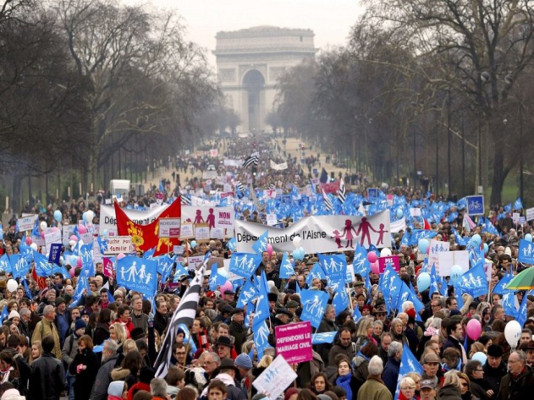 Miles de partidarios del matrimonio homosexual salen a la calle en París