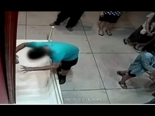 Tropezó en museo y...