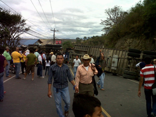 De milagro se salvan de morir en volcamiento de contenedor en la carretera al sur de Honduras