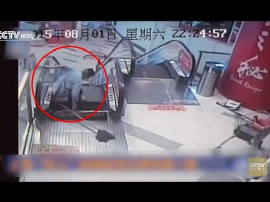 Hombre pierde pierna tras quedar atrapado en escalera eléctrica