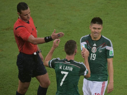 México debuta derrotando a Camerún y al mal arbitraje