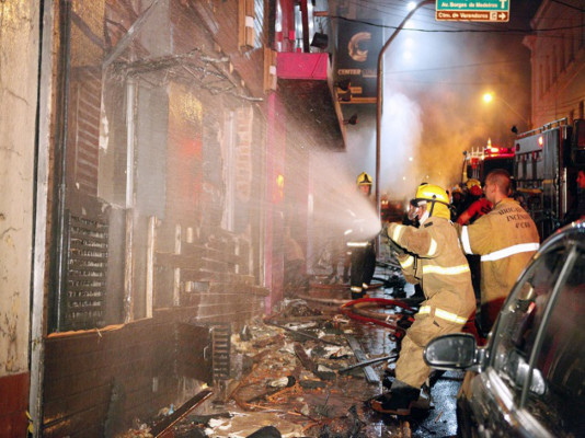Incendio en discoteca en Brasil deja 232 muertos