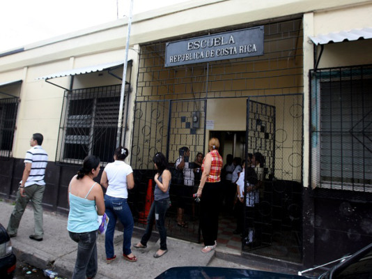 Acusan a exdirector por cerrar escuela