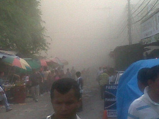 Incendio consume seis bodegas del mercado Medina