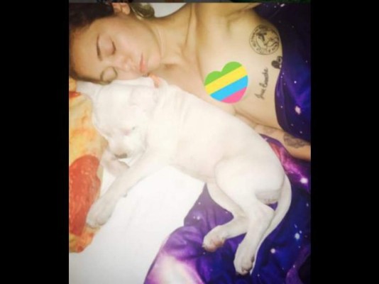 Miley Cyrus publica foto en topless