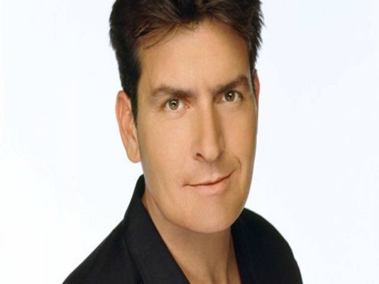 Actor estadounidense Charlie Sheen inaugura un bar de su propiedad en México