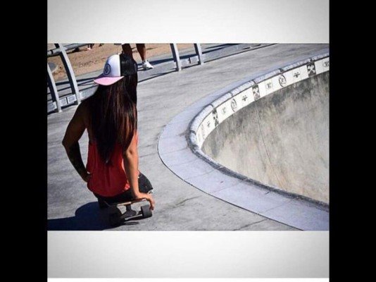 Modelo sin piernas se luce en lencería y causa furor
