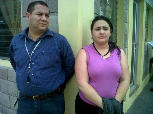 Capturan pareja por desviar dinero de clientes de un banco