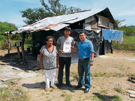 Ramón León recibe materiales con que edificarán su hogar