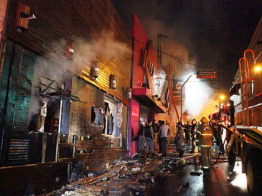 Incendio en discoteca en Brasil deja 232 muertos